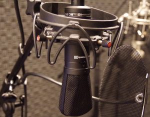 録音スタジオヒトスタでボイスサンプル用に使用しているコンデンサーマイクBayer MC840です。フラットな音で収録が可能ですので、聴きやすい音質でボイスサンプルを作成出来ます。