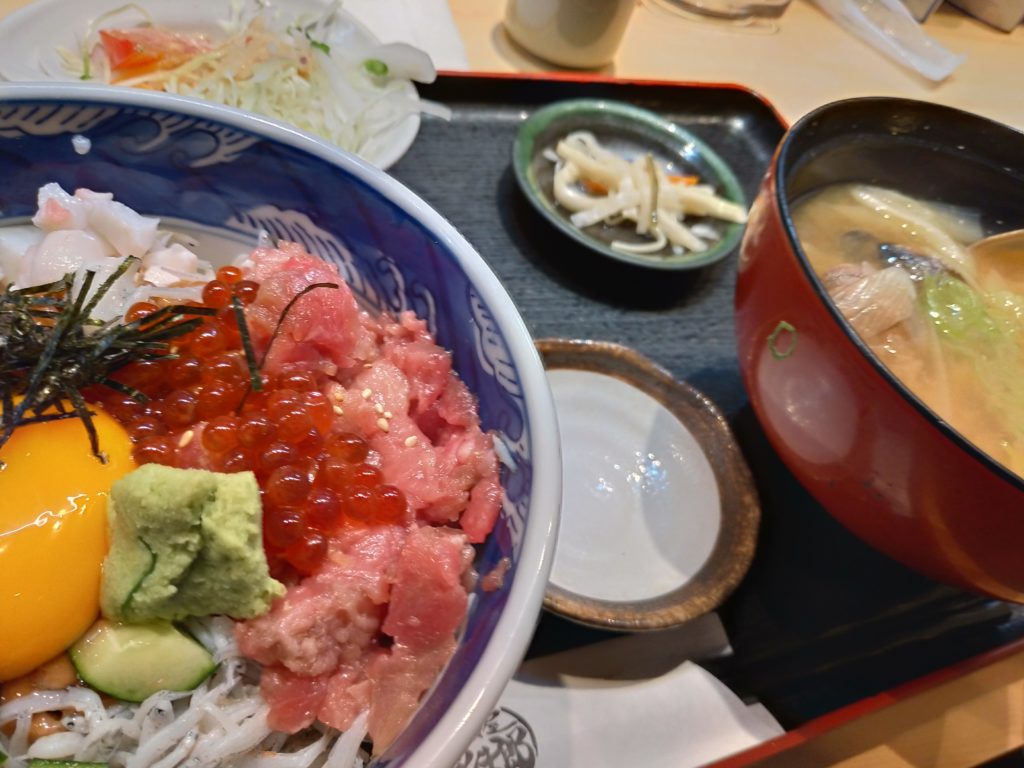 ランチの海鮮丼(アサリのお椀付き)