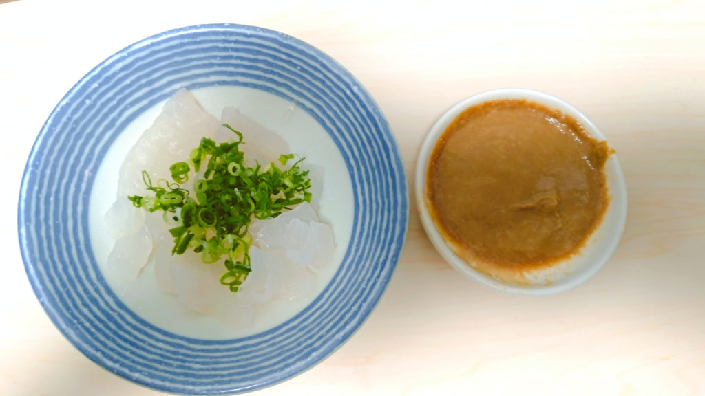 カワハギの刺し身と肝醤油
