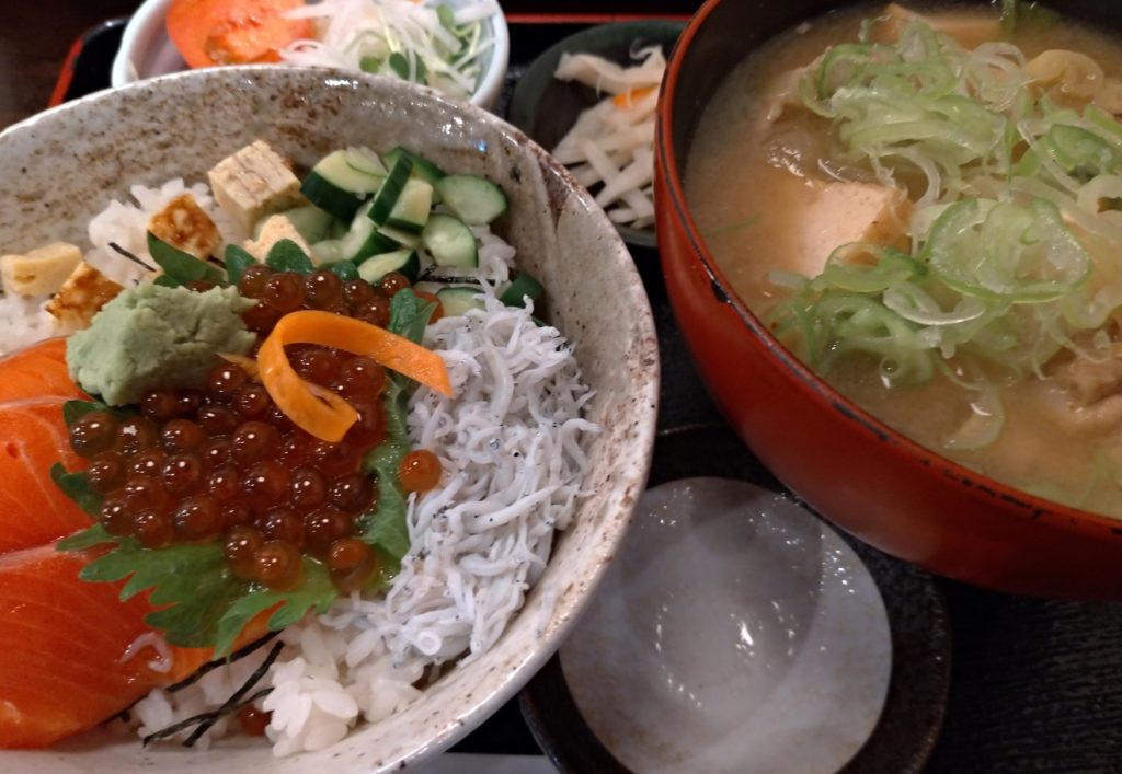 しらすとイクラ丼