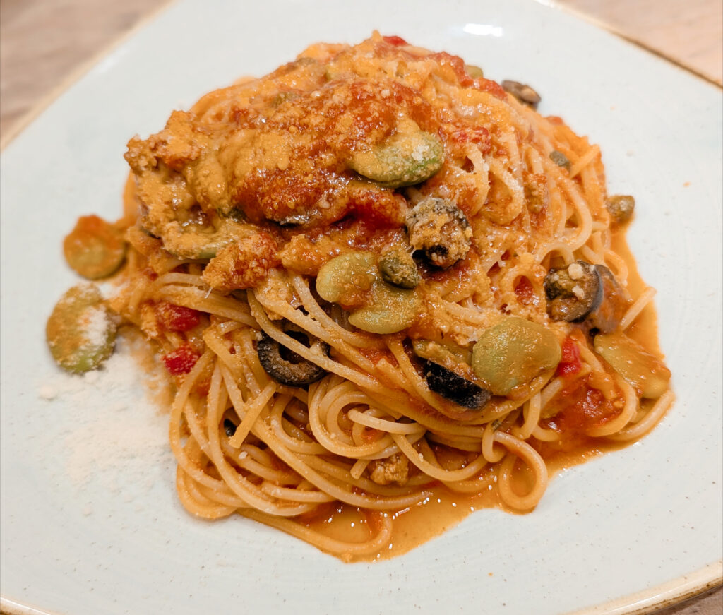 サルシッチャとそら豆のプッタネスカ