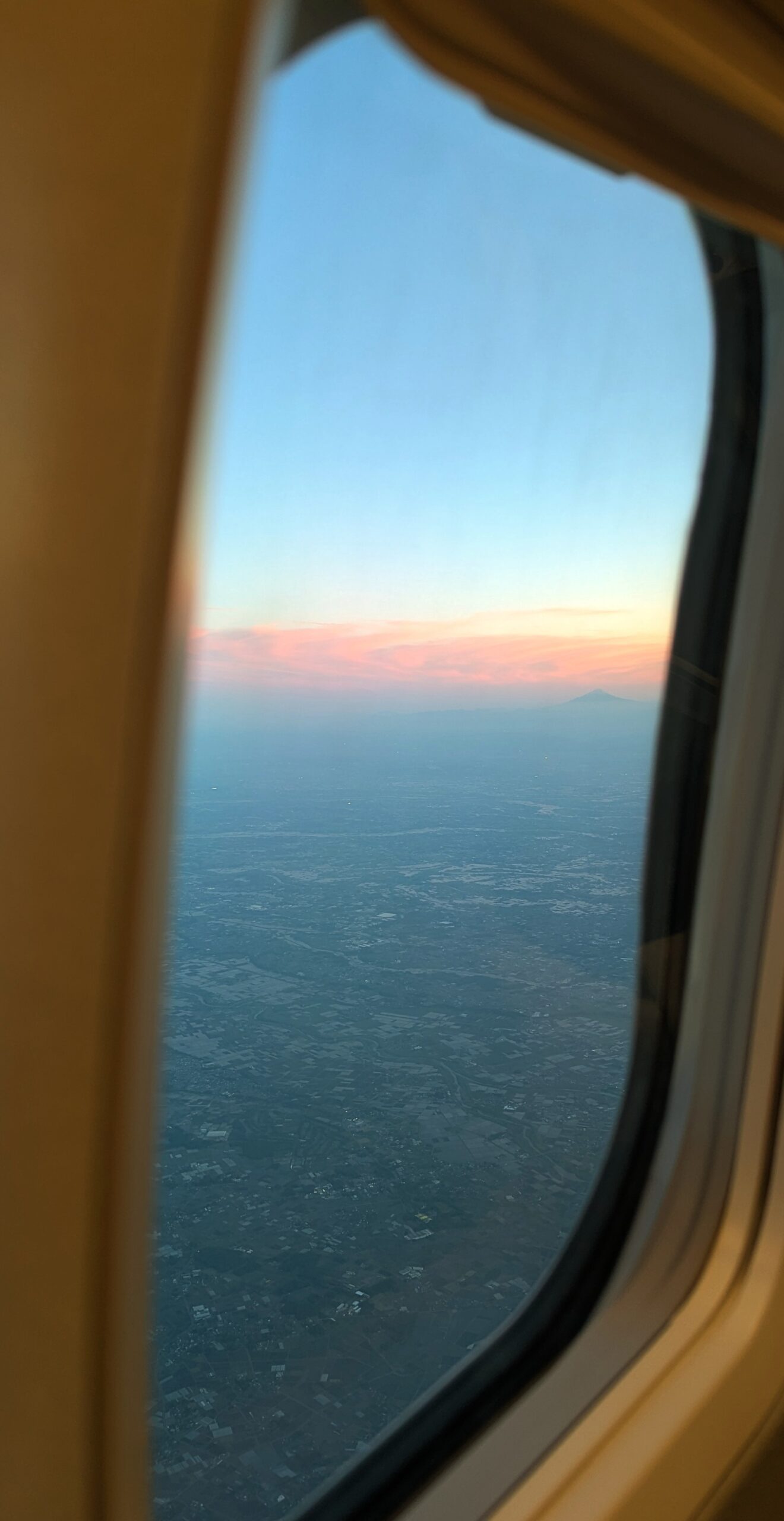 帰りの飛行機の窓